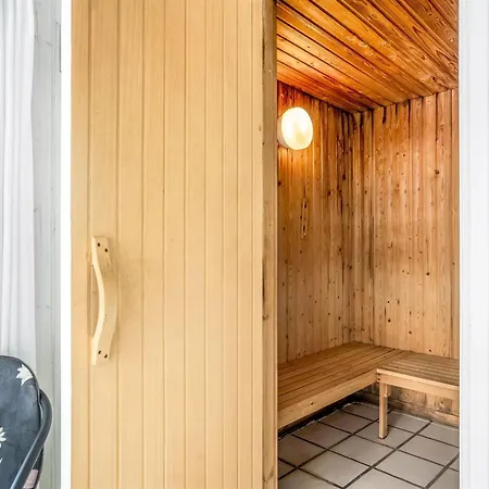 Anne - 100m From The Sea By Interhome